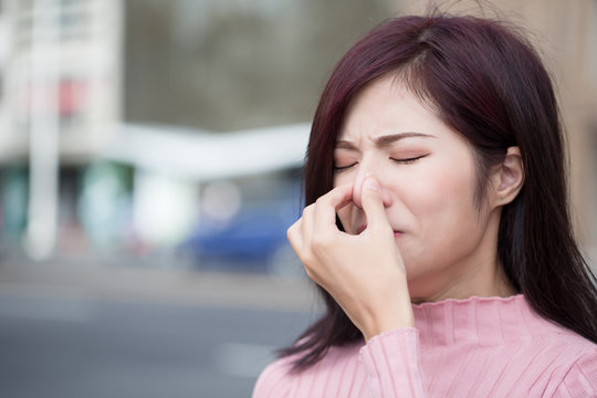 woman feel sneezing