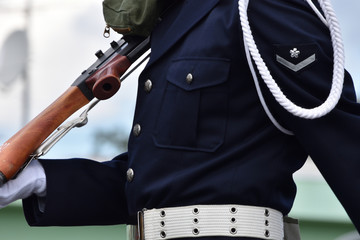 銃を担いだ自衛官