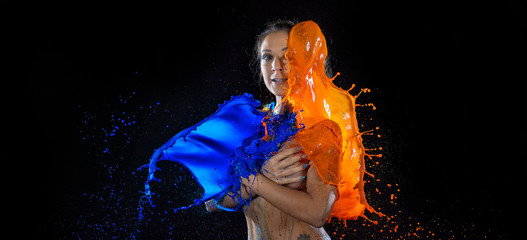 flüssige farbe orange und blau spritzt auf model 