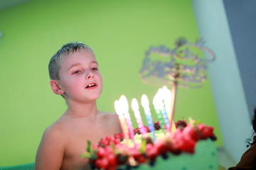 Obraz na płótnie Canvas Child with birthday cake