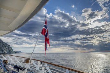 Blick vom Heck der MS Polarlys auf die Abendstimmung über der Barentsee