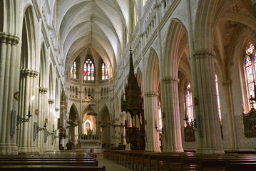 Fototapeta premium Intérieur de la Basilique Notre-Dame-des-Enfants à Châteauneuf-sur-Cher (18190), département du Cher en région Centre-Val de Loire, France