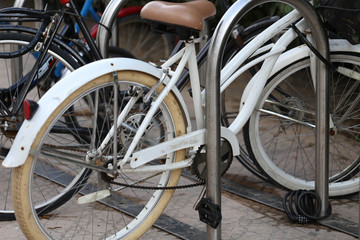 Fototapeta na wymiar bicicleta blanca