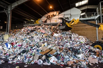 Fototapeten usine de traitement des déchets plastiques et papiers © Image'in