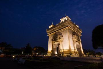 Obraz premium Lit Patuxai (Patuxay), Victory Gate or Gate of Triumph, war monument in Vientiane, Laos, at dusk.