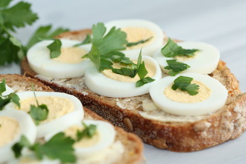 Sandwich with boiled egg and parsley.