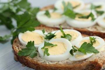 Sandwich with boiled egg and parsley.