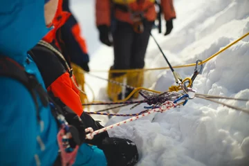 Foto op Plexiglas Alpinisme Valbeveiliging bergbeklimmers op de berghelling, close-up. Tilt-shift-effect.