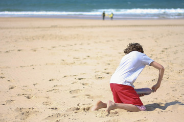 Gar&ccedil;on avec bouteille en plastique