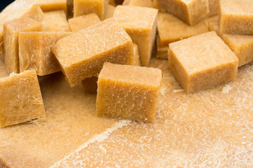 Dados de dulce de quiote para probar.