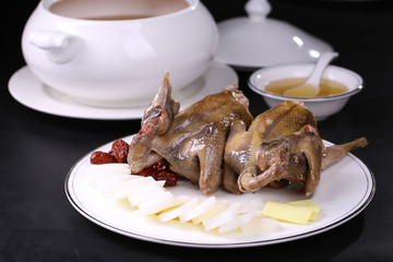 Old pigeon stew with gastrodia