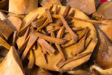 Pedacitos de dulce de mezcal para probar.