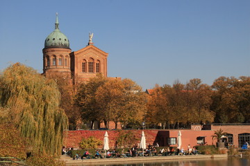 Goldener Oktober am Berliner Engelbecken