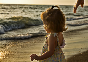 Fototapeta na wymiar little girl on the beach