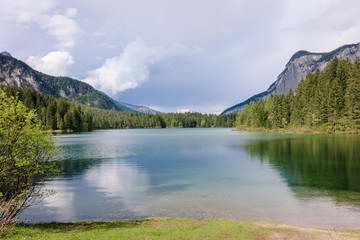 Blick auf glasklaren Tovelsee Naturpark Impressionen Italien Lago di Tovel