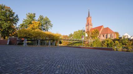 Fototapeta premium Sankt-Marien-Andreas-Kirche im alten Hafen der Stadt Rathenow im Havelland