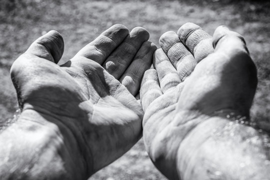 Bettelnde dreckige Hände als Zeichen von Armut