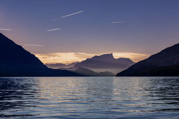 Thunersee in Interlaken in der Schweiz nach dem Sonnenuntergang