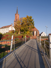 Obraz premium Blick auf die Sankt-Marien-Andreas-Kirche im alten Hafen in Rathenow im Havelland