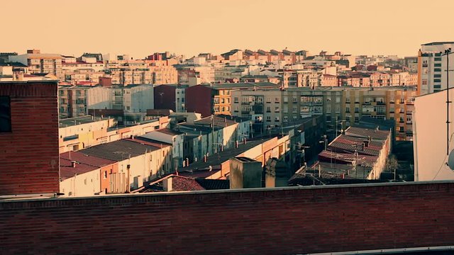 Azoteas, tejados y edificios a distintos niveles de una ciudad, con chimeneas  y antenas de television en los tejados
