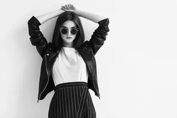 Modeporträt einer jungen Frau in Lederjacke. Schwarz-Weiß-Bild © Natalia Chircova