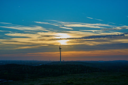 Blick auf Halde Hoppenbruch mit Windrad im Abendlicht