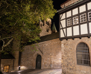 Nachtaufnahme der Seite des Essener Doms mit Fachwerk und Domturm