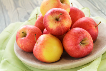 Frische Äpfel in einer Schale