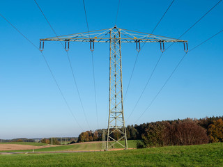 110kv Freileitungstrasse mit Mast in Gitterkonstruktion