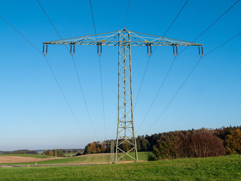 110kv Freileitungstrasse mit Mast in Gitterkonstruktion