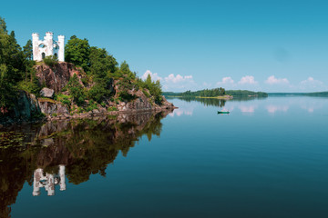 Fototapeta na wymiar island in the lake with boat