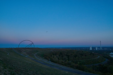 Horizontobservatorium Halde Hohewardt mit Kohlekraftwerk Steag im Abendlicht