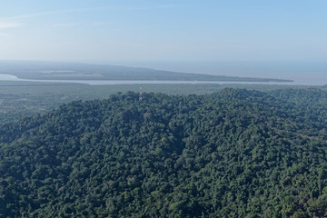 Vue aérienne du Mont Grand Matoury et rivière Cayenne, Guyane française