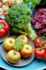 Brokkoli mit Äpfeln, Tomaten, Paprika und Weintrauben