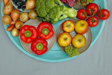 Paprika mit Äpfeln, Brokkoli, Weintrauben, Tomaten