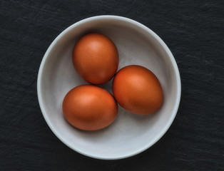 TRES HUEVOS EN TAZÓN BLANCO