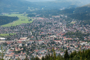 Fototapeta na wymiar Blick auf Garmisch-Partenkirchen
