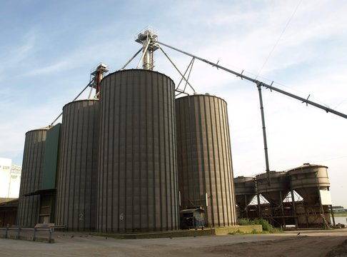 Getreidesilos im Industriehafen von Wesel