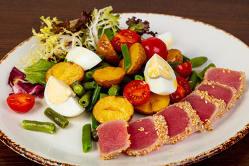 Nicoise salad with tuna