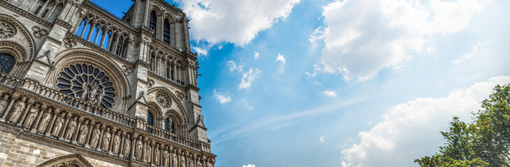 Fototapeta premium World famous Notre Dame cathedral under a cloudy sky