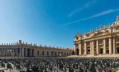 Naklejka premium World famous Saint Peters square under a shining sun