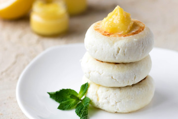 Cheesecakes on rice flour with lemon kurd for breakfast