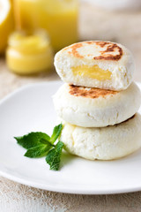 Fototapeta na wymiar Cheesecakes on rice flour with lemon kurd for breakfast