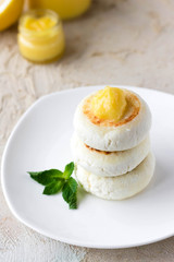 Cheesecakes on rice flour with lemon kurd for breakfast