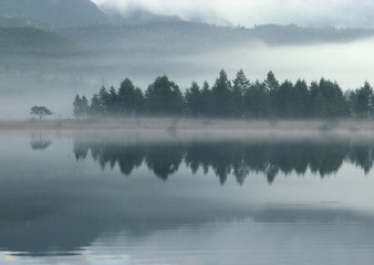 lago con niebla