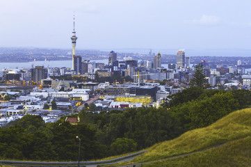 Obraz premium View to Auckland New Zealand from Mt Eden; After Sunset Time before Dark