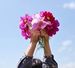 コスモスの花束を持つ女の子