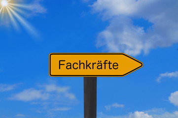 Ein Schild weist auf die Fachkräfte hin