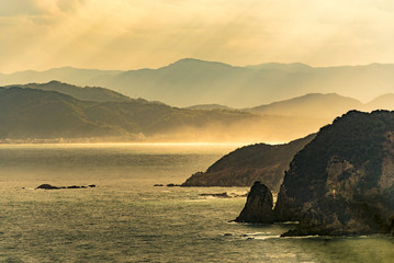 Naklejka premium 日和山海岸・光芒と川霧の交錯