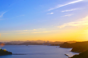 夕暮れの中の大鳴門橋